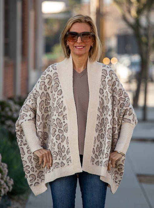 カーディガン JILTU PATTERN CAPE Taupe Cream Leopard Cape Cardigan – Just Style LA